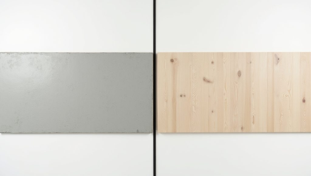 Fém zsaluzattal elért sima betonfelület és hagyományos fa zsalu durvább felülete