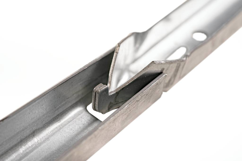 Galvanizált kampós U profil